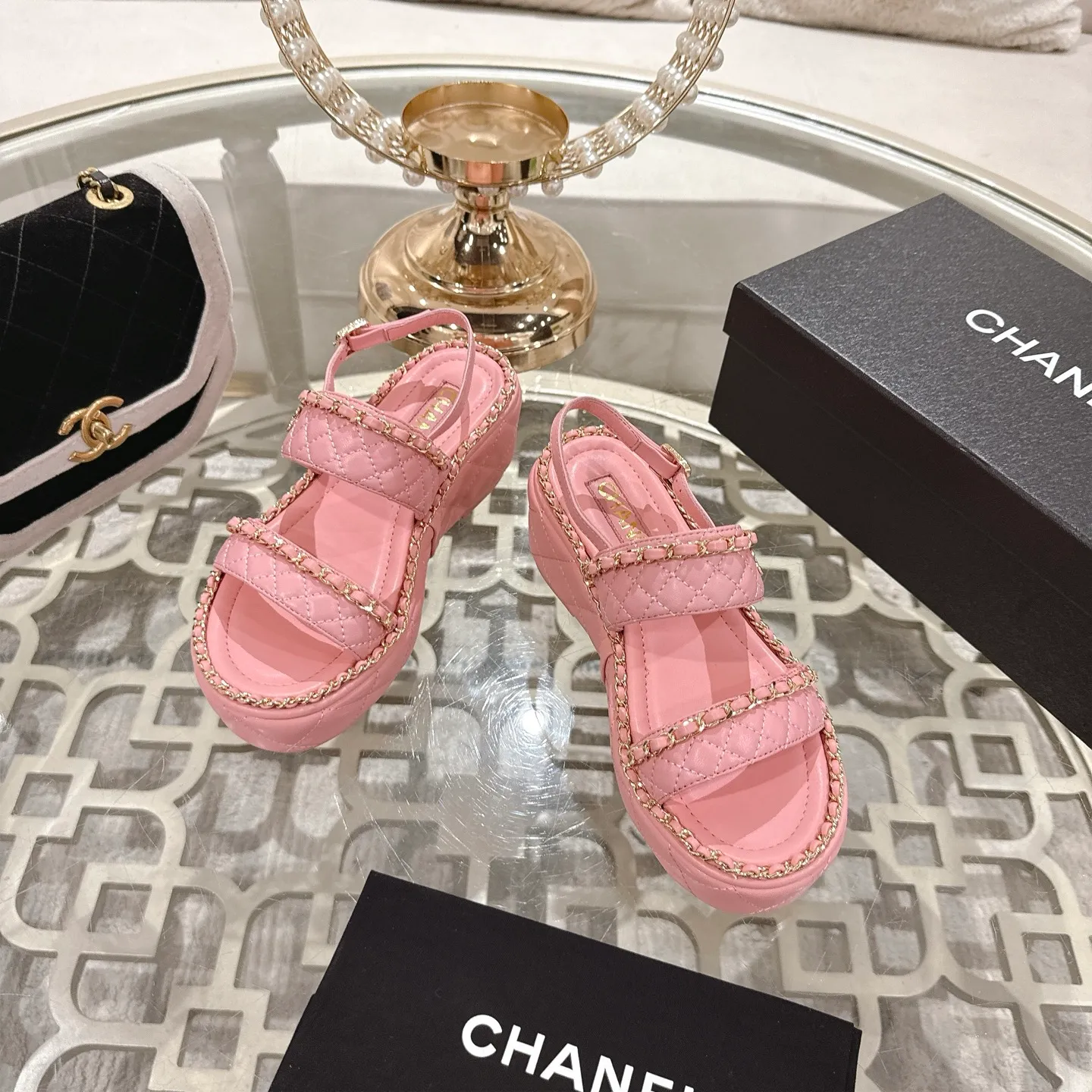 👟👟Ex-factory price 600👟👟 𝐂𝐇𝐀𝐍𝐄𝐋 | Xiaoxiang 25𝐬𝐬 🦋2025 Spring and Summer New Products Counter Classic Xiaoxiang Double C Diamond Chain Slippers Series New〰 🍬 The absolute best in the BS fashion circle. Matching will perform meticulously Minimalist, classic elements that will never fade away 💋 Show unique dressing style, too beautiful to say anything. A must-have for summer... Upper: Original high-customized lambskin Lining: Imported mixed sheepskin lining Outsole: Original molded non-slip outsole Shoe size: 35-39 (34.40.41.42 customization is not returnable)